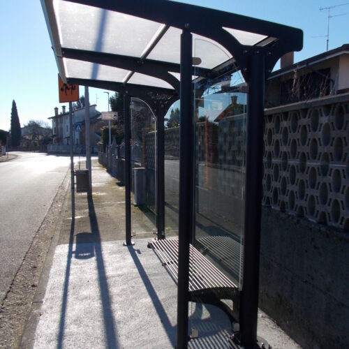 Bushokje model Monaco 26 Prachtig om te zien. Busabri Monaco met de zijwanden en de zitbank. Deze abri kan in bijna iedere ral kleur geleverd worden.